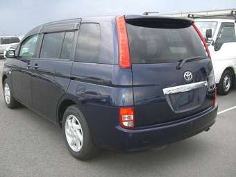 2005 Toyota Isis Photos