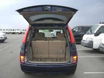 2005 Toyota Isis Pictures