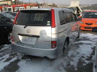 2005 Toyota Isis Photos