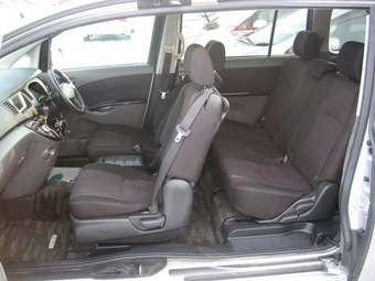 2005 Toyota Isis Images