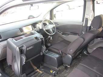2005 Toyota Isis Pictures