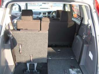 2005 Toyota Isis Pics