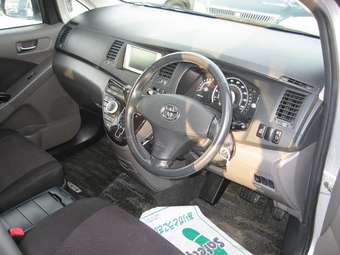 2005 Toyota Isis Pictures