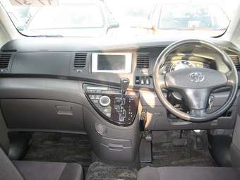 2005 Toyota Isis Pictures
