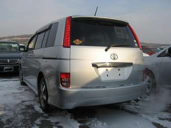 2005 Toyota Isis Photos