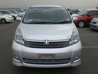 2005 Toyota Isis Pictures