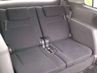 2005 Toyota Isis Images
