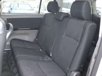 2005 Toyota Isis Pictures