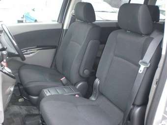 2005 Toyota Isis Pics