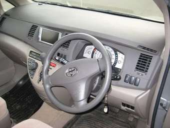 2005 Toyota Isis Pictures