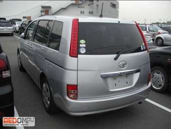 2005 Toyota Isis Pictures