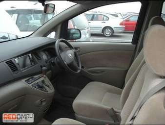 2005 Toyota Isis Photos