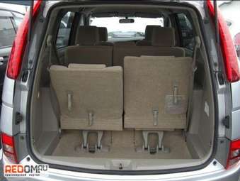 2005 Toyota Isis Pictures