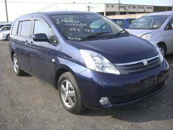 2005 Toyota Isis Pictures