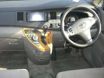 2005 Toyota Isis Pictures