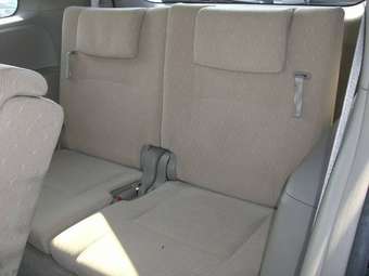 2005 Toyota Isis Photos