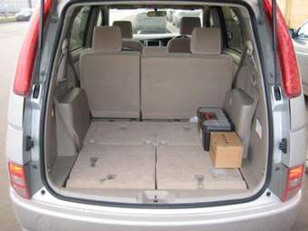 2005 Toyota Isis Pictures