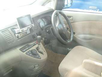 2005 Toyota Isis Images