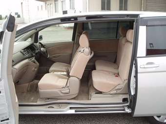 2005 Toyota Isis Photos