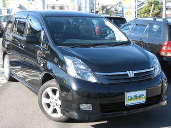 2005 Toyota Isis Images
