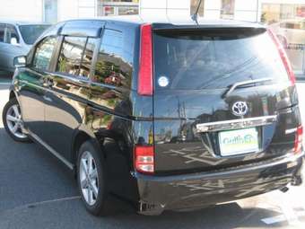 2005 Toyota Isis Pictures
