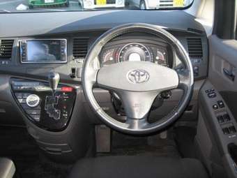 2005 Toyota Isis Pics