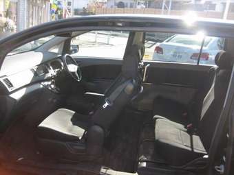 2005 Toyota Isis Pictures