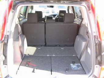 2005 Toyota Isis Pictures