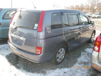 2005 Toyota Isis Photos