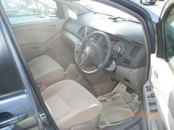 2005 Toyota Isis Photos