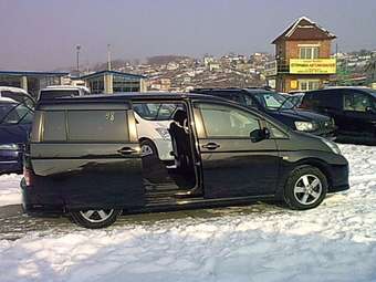 2005 Toyota Isis Pictures