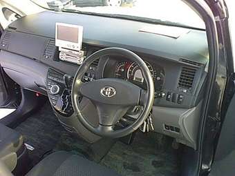 2005 Toyota Isis Photos