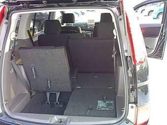 2005 Toyota Isis Pictures
