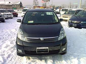 2005 Toyota Isis Photos