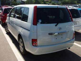 2005 Toyota Isis Pictures