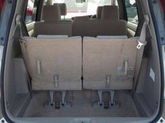 2005 Toyota Isis Photos
