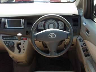 2005 Toyota Isis Pics