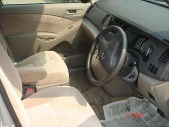 2005 Toyota Isis Photos