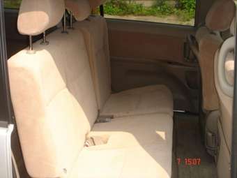 2005 Toyota Isis Pictures