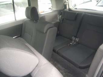 2005 Toyota Isis Pictures