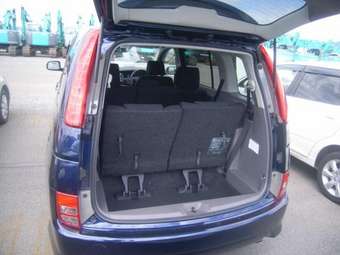 2005 Toyota Isis Pictures