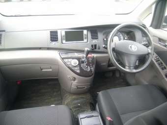 2005 Toyota Isis Photos