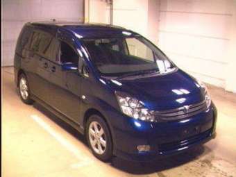 2005 Toyota Isis Photos