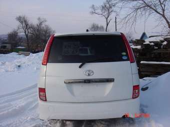 2005 Toyota Isis Pictures