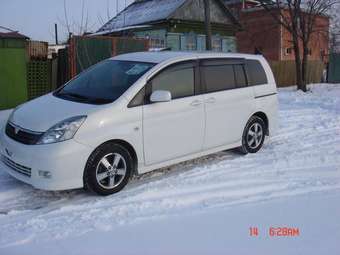2005 Toyota Isis Pictures