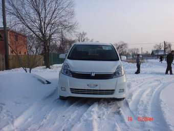 2005 Toyota Isis Photos