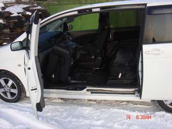 2005 Toyota Isis Photos