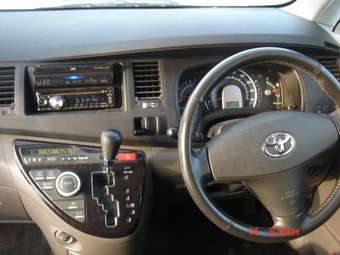 2005 Toyota Isis Pictures