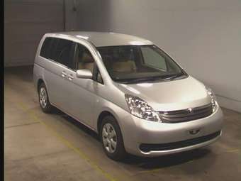 2005 Toyota Isis Pics