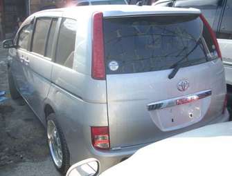 2005 Toyota Isis Pictures